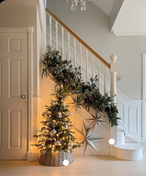 Xmas Stairs, Christmas Garland On Stairs, Christmas Hallway, Christmas Stairs Decorations, Christmas Coffee Table Decor, Christmas Stairs, Christmas Staircase, Front Porch Christmas Decor Ideas, Porch Christmas Decor Ideas