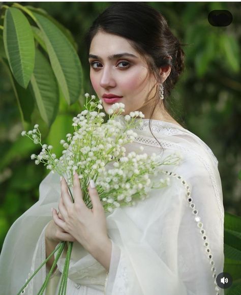 Durefishan Saleem, White Kameez, Dur E Fishan Saleem, Black Hijabi Girl, Beautiful Pakistani Dresses, Front Hair Styles, Cute Couple Poses, Stylish Dresses For Girls, Pakistani Actress