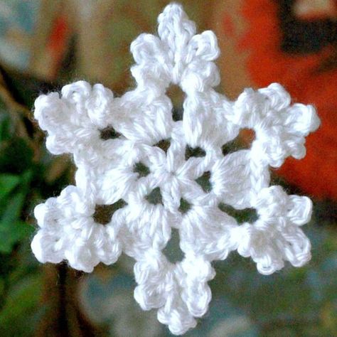 Crochet Christmas Wreath, Crochet Christmas Ornaments Free, Crochet Snowflake, Crochet Ornament Patterns, Christmas Crochet Patterns Free, Snowflake Patterns, Crochet Snowflake Pattern, Pretty Crochet, Crochet Xmas