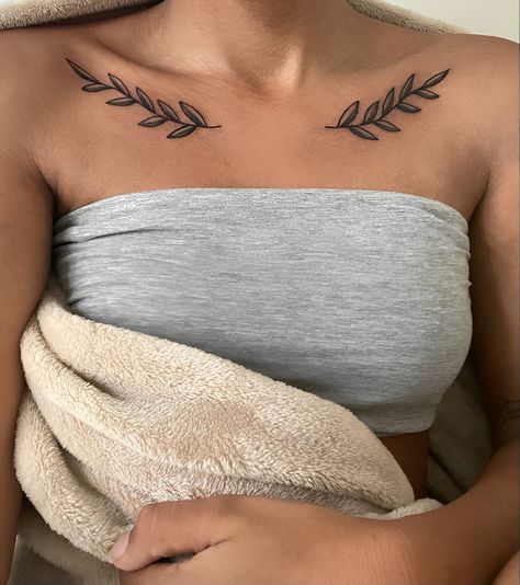 50 Gorgeous Minimalist Tattoos To Level Up Your Feminine Grace - Beauty, Fashion, Lifestyle and Trending Collar Tattoo, Collarbone Tattoo, Bone Tattoos, Tattoo Hand, Spine Tattoos For Women, Inspiration Tattoos, Pretty Tattoos For Women, Unique Tattoo Designs, Collar Bone Tattoo