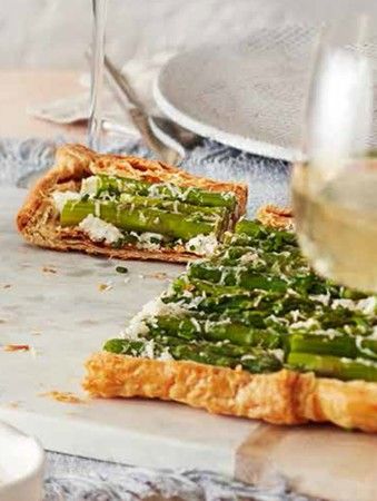 Asparagus and Tarragon-Goat Cheese Tart French Appetizers, Spring Appetizers, Asparagus Tart, Easter Food Appetizers, Goat Cheese Tart, Easter Appetizers, Cheese Puff Pastry, Puff Pastry Tart, Cheese Tart