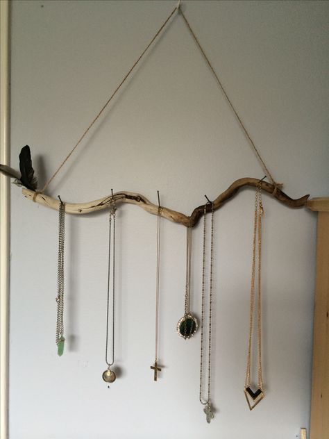 Stick Necklace Holder, Diy Jelewry Holder, Branch Necklace Holder, Necklace Hanger Diy, Diy Necklace And Bracelet Holder, Decore Aesthetic, Necklace Holder Diy, Wall Necklace Holder, Diy Necklace Stand