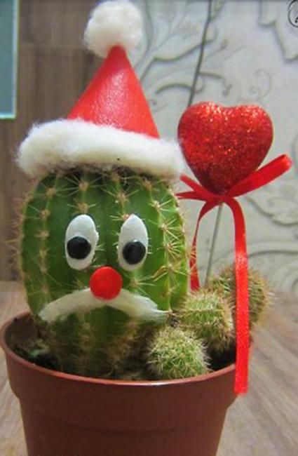 Cacti Adding Desert Vibe to Alternative Christmas Tree Decorating Succulent Christmas Tree, Cactus Christmas Tree, Wood Cactus, Cactus Christmas Trees, Succulent Christmas, Christmas Tree Tutorial, Christmas Tree Wood, Diy Garlands, Cactus Christmas