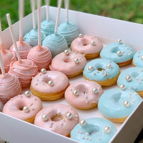 Ellie - Sugar Sisters on Instagram: “Donitas y cake pops 🤤 . . . #cakepops #donas” Sweets Easy To Make, Doughnuts Wedding, Gender Reveal Dessert, Mini Donut Recipes, Donut Decorating Ideas, Cake Pop Designs, Strawberry Treats, Cake Pop Decorating, Mini Doughnuts