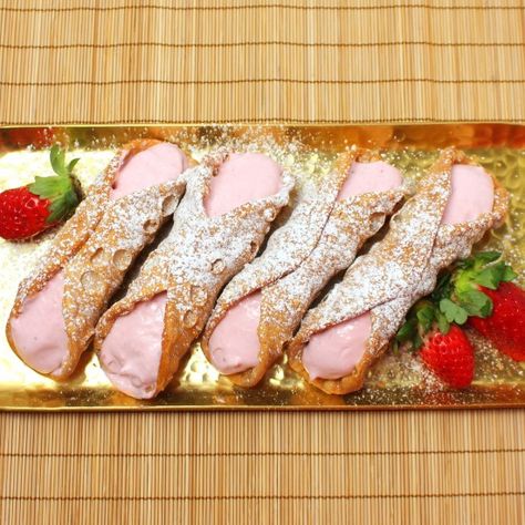 Strawberry Cheesecake Cannoli, Strawberry Cannoli, Dessert Shells, Cannoli Recipe Easy, Cannoli Filling, Holy Cannoli, Cannoli Recipe, Cream Horns, Italian Dessert