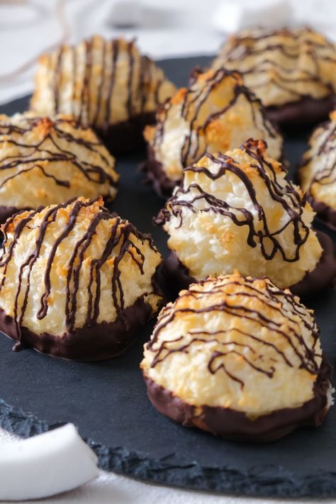 These delicious, chewy coconut macaroons are a quick and easy treat you can enjoy anytime of the day. Jewish Desserts, Coconut Macaroon, Macaroon Recipes, Coconut Macaroons, Dessert Sauces, Chocolate Drizzle, Easy Treats, Chocolate Coconut, Chocolate Dipped