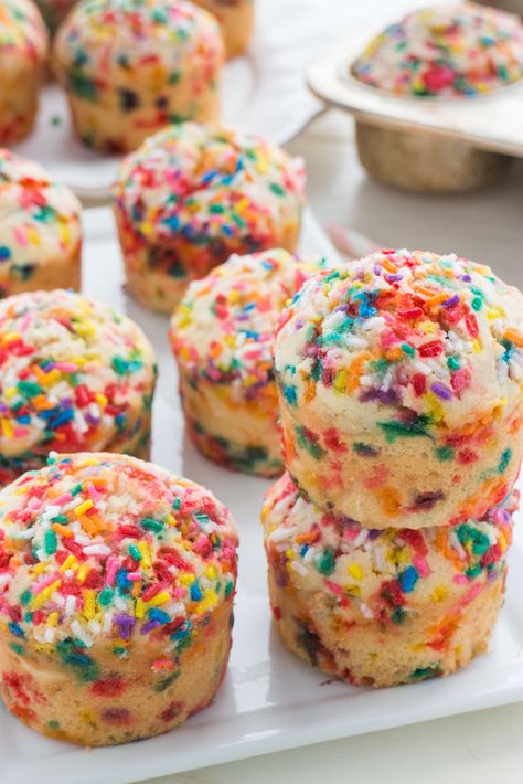 Fluffy Birthday Cake Muffins that taste just like cake! Recipe makes 12 muffins. Birthday Cake Muffins, Easy Cakes For Kids, Sprinkle Birthday Cake, Easy Birthday Cake Recipes, Sprinkle Birthday, 36 Birthday, Birthday Breakfast Party, Easy Desert Recipes, Sprinkles Birthday Cake