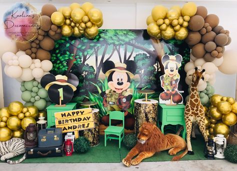 Mickey Mouse Table Decorations, Safari Birthday Party Decorations, Jungle Theme Birthday Party, Fiesta Mickey Mouse, Mickey Mouse First Birthday, Mickey Birthday Party, Jungle Theme Birthday, Safari Theme Birthday, Mickey Safari