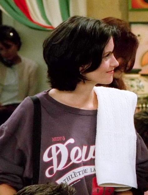 Monica Gellar Short Hair, Aunt Cass Haircut, Courtney Cox Short Hair, Monica Friends Hair, Monica Short Hair, Monica Geller Haircut, Monica Geller Short Hair, Monica Haircut, "bixie" Haircut 90s