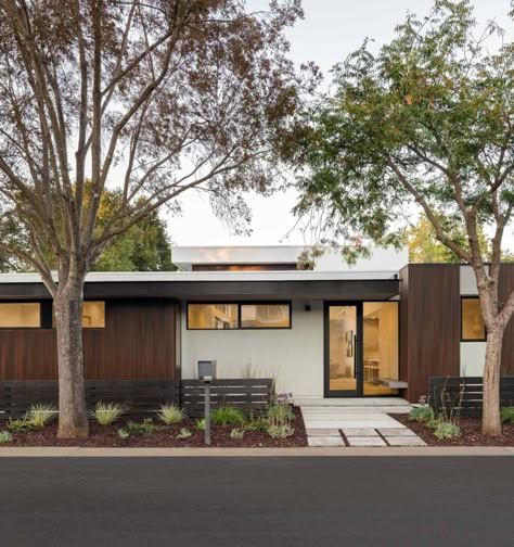 House Cladding Ideas, Mid Century Modern Homes Exterior, 2 Story Addition, Modern Siding, Mid Century Modern Ranch, Cladding Ideas, Mid Century Modern Architecture, White Modern Farmhouse, 1960s House