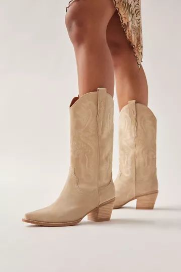 Jeffrey Campbell Dagget Boots, Jeffrey Campbell Cowboy Boots, Dagget Western Boot Outfit, Jeffrey Campbell Dagget Boots Outfit, Beige Cowgirl Boots, Cream Cowgirl Boots Outfit, Trendy Cowgirl Boots, Tan Western Boots, City Cowgirl