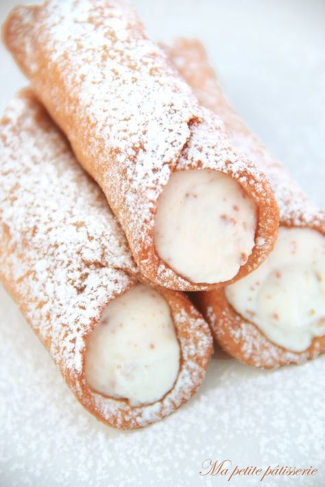 La primera vez que comí un Cannoli fue este año en el Carnaval de Venecia, tenía un poco de reparo porque no sabía de que era la cr... Cannoli Siciliani, Holy Cannoli, Cannoli Recipe, Italian Pastry, Baking Recipes Cookies, French Dessert, Mini Tart, Italy Food, Easy Cupcakes