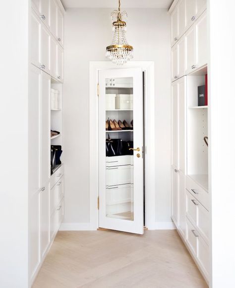 Small Master Closet, Closet Mirror, Small Walk In Closet, Bedroom Closet Doors, Closet Small Bedroom, Armoire Dressing, Walking Closet, Walk In Closet Design, Closet Layout