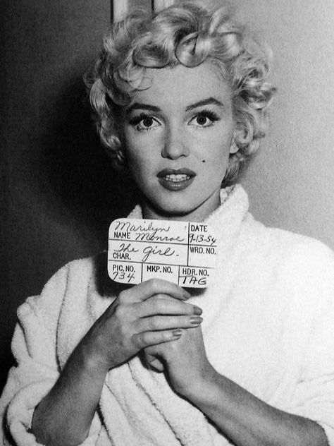 Marilyn Monroe in The Seven Year Itch (1954)-The classic "Marilyn" hair that we all try to replicate Cabelo Pin Up, Marilyn Monroe Wallpaper, Marilyn Monroe Fotos, Seven Year Itch, 1950s Hairstyles, Joe Dimaggio, Marilyn Monroe Photos, Norma Jean, Actrices Hollywood