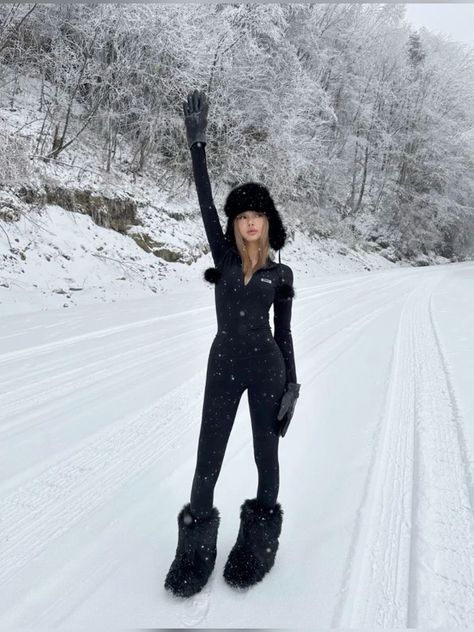 Mode Au Ski, Snow Fits, Ski Trip Outfit, Winter Princess, Snow Trip, Ski Outfit, Winter Photoshoot, Winter Fashion Outfits Casual, Snow Outfit