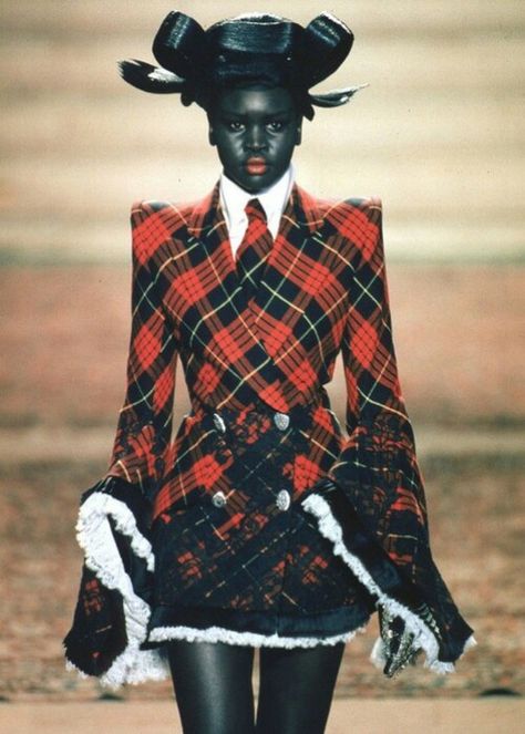 Alek Wek Alexander Mcqueen Couture, Vivienne Westwood Fashion, Moda Grunge, Diy Outfits, Runway Fashion Couture, Estilo Punk, Look Vintage, Mode Vintage, Looks Style