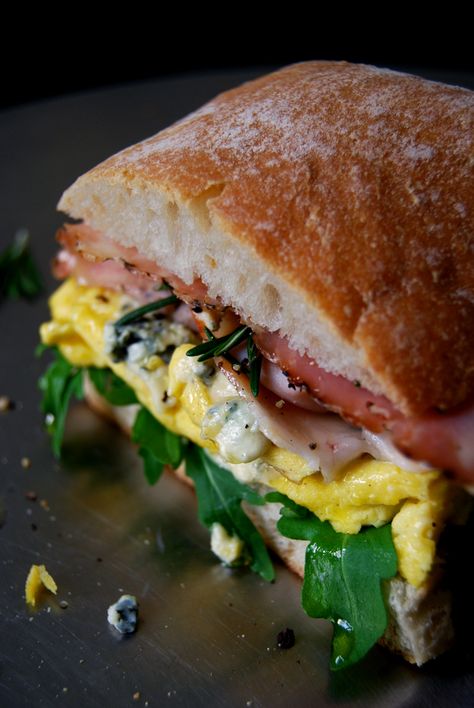 Blue Cheese Omelette and Rosemary Prosciutto Ciabatta Sandwich ° eat in my kitchen Sill Recept, Ciabatta Sandwich, Prosciutto Sandwich, Cheese Omelette, Kitchen Blue, Ciabatta Bread, Burgers Sandwiches, Homemade Taco Seasoning, Cooking Inspiration