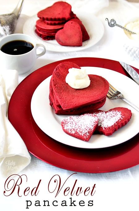 Valentines Day Food Ideas, Heart Pancakes, Tidy Mom, Crafts Valentines, Yummy Pancake Recipe, Red Velvet Pancakes, Bolo Red Velvet, Cream Cheese Topping, Hari Valentine