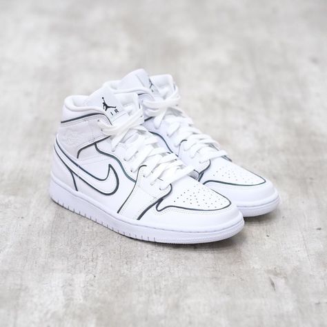 High Top Sneakers Outfit Winter, Jordan 1 Mid Iridescent Reflective White, Shoes For Women Nike, Aj1 Outfit Women, Jordan Nike Shoes, Nike Shoes For Women, Nike Casual, Nike Shoes Outfits, Sneakers Fashion Outfits