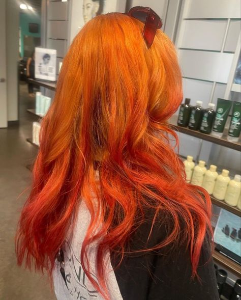 Orange and red balyage Sunset Orange Hair, Hairdye Ideas, Fire Hair Color, Shimmer Aesthetic, Sunset Hair Color, Sunset Hair, Hair Colors And Styles, Fire Hair, Hair Dye Ideas