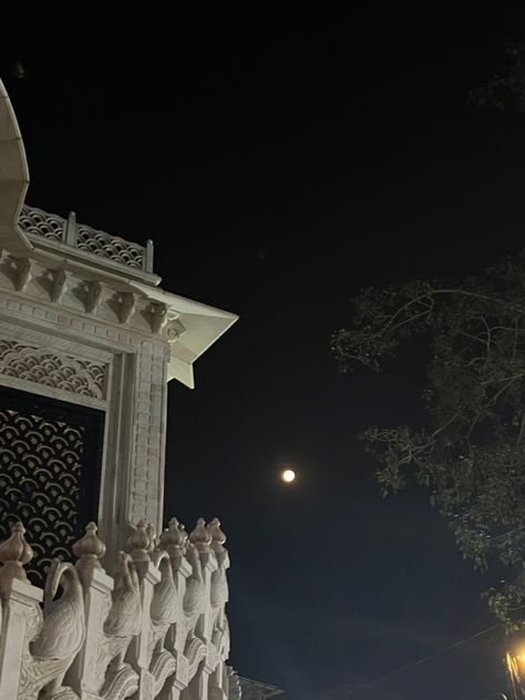 Beautiful aestitic stairs castle moon pic night Castle Balcony Night, Castle Balcony, Moon Castle, Castle At Night, Aesthetic Moon, Castle Aesthetic, Night Aesthetic, His Eyes, At Night