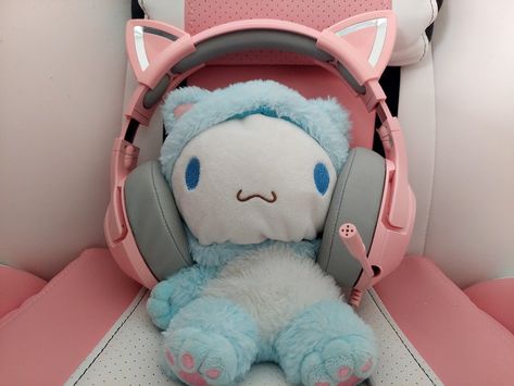 Cinnamoroll With Headphones, Cinnamoroll Headphones, Gamer Headset, Waku Waku, Cinnamoroll Sanrio, Cute Headphones, Wearing Headphones, Wearing Headphone, Reaction Pic