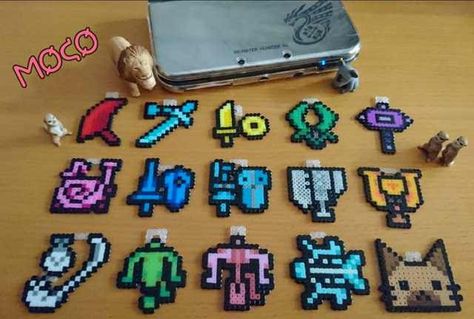 Monster Hunter weapons and Prowler Warhammer Perler Beads, Apex Perler Beads, Monster Hunter Pixel Art, Monster Hunter Magnamalo, Monster Hunter Perler Beads, Monster Hunter Pins, Monster Hunter Series, Perler Projects, Monster Hunter Art