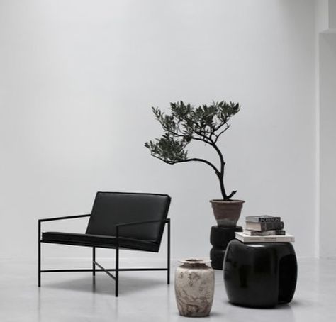 @monobrand.online  Lounge Chair is an easy way to add some classy and luxury interior to your room Minimalist Chair, Funky Decor, The Lounge, Minimalist Furniture, Minimalist Interior Design, Minimalism Interior, Modern Lounge, Furniture Details, Minimalist Interior