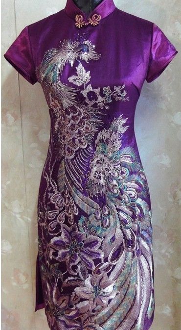 images Story Clothes, Costume Carnaval, Qi Pao, Embroidery Mini, Chinese Silk, Costume Fashion, Cheongsam Dress, Handmade Embroidery, Chinese Clothing