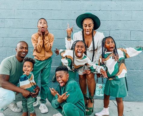 Black Celebrity Couples, Fun Family Pictures, Family Photography Outfits, Spring Family Pictures, Family Photo Colors, Christmas Family Photoshoot, Matching Christmas Outfits, Large Family Photos, Family Photoshoot Outfits