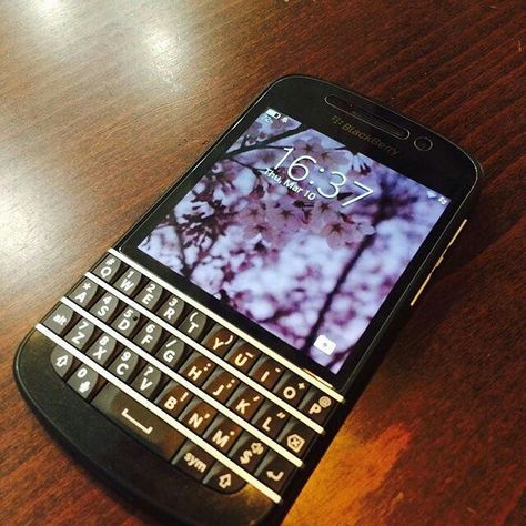 BlackBerry Q10 Blackberry Phones, Blackberry Q10, Aesthetic Photos, Blackberry Phone, Aesthetic Photo, Blackberry, Electronic Products, Quick Saves