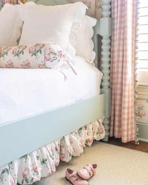 Paperwhites Interiors | Happy Friday! 🌸 Hope you can kick your shoes off and relax this weekend! 🌸💞🌿 . . . . #paperwhitesinteriors #interiordesign… | Instagram Grandmillenial Girls Bedroom, Big Girl Bedrooms, Toddler Girl Room, Casa Vintage, Gorgeous Bedrooms, Girl Bedroom Designs, Girl’s Room, Preppy Room, Dreamy Bedrooms