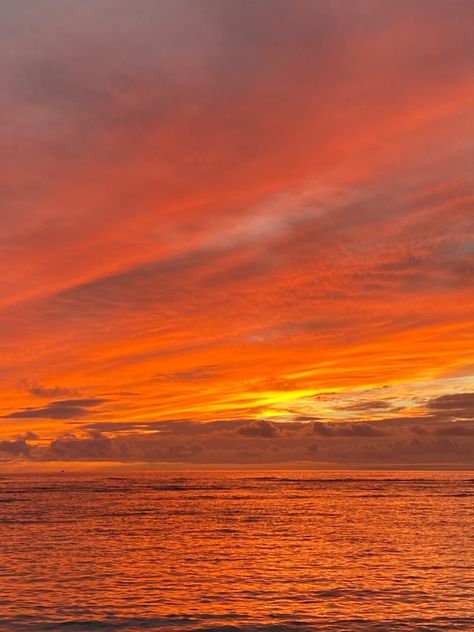 Orange Ocean, Pretty Sunsets, Ocean Waves Photography, Bright Sunset, Beach Evening, Sky Pretty, Aesthetic Orange, Colorful Sky, Waves Photography