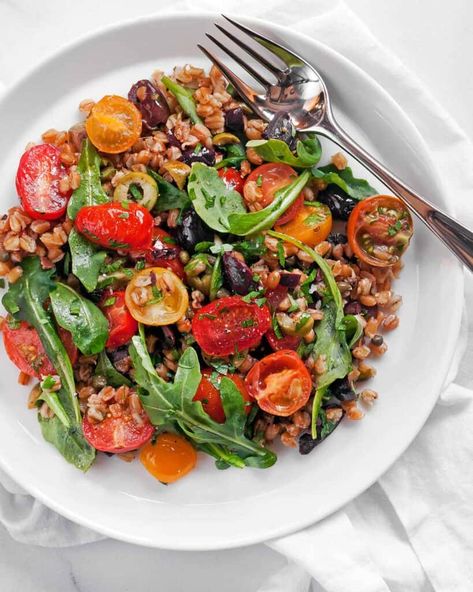 Fresh Tomato Farro Puttanesca with Olives - Last Ingredient Tomato Farro, Cooked Spinach, Farro Recipes, White Bean Chili, Healthy Grains, Corn Salsa, Black Olives, Vegetarian Pasta, Juicy Tomatoes