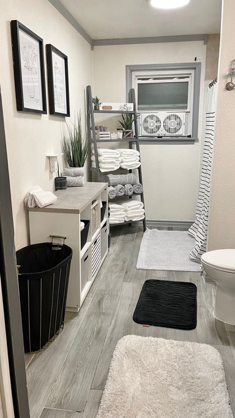 Black Grey And White Bathroom Decor, Apartment Decor White And Grey, Black White Gray Home Decor, Gray And White Themed House, Gray House Aesthetic Interior, Gray Black Bathroom Ideas, Black White And Gray Home Decor, White And Gray House Interior Design, Black White Gray Bathroom Ideas