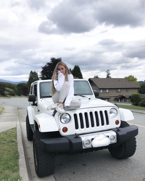 Summer time vibes jeep wrangler sahara Cute Jeep Pictures, White Jeep Wrangler Aesthetic, Jeep Wrangler Girly, Types Of Jeeps, White Jeep Wrangler, Jeep Tops, Auto Jeep, Car Jeep, White Jeep