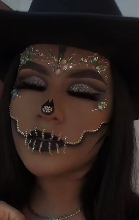 Catrina Makeup With Gems, Catrina Costume Ideas, Catrina Face Makeup, Halloween Disfraz Mujer Ideas, Outfits Catrina, Catrina Outfit, Maquillaje De Payaso Mujer, Costume For Work, Cowgirl Makeup