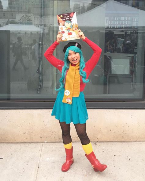 Nicole Grace Dy 🎀 on Instagram: “spent the last day of nycc as hilda and flew around on this woff!! 💙✨ special thank you to everyone at the @hildatheseries booth for being…” Hilda Cosplay, Hilda Costume, Red Hair Halloween Costumes, Cute Cosplay, Good Cartoons, Amazing Cosplay, Mens Costumes, Cool Costumes, Last Day