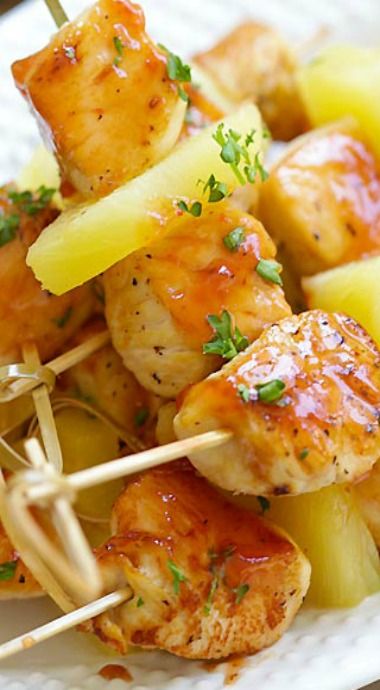 Chicken And Pineapple Skewers, Hawaiian Bbq Sauce, Pineapple Skewers, Chicken And Pineapple, Hawaiian Chicken Kabobs, Starter Ideas, Luau Food, Fest Mad, Hawaiian Bbq