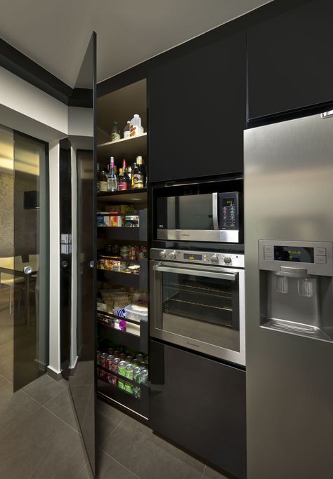 4-Room HDB Yishun Project | Home & Decor Singapore Dark Island, Black Kitchen Design, Backsplash With Dark Cabinets, Kabinet Dapur, Kitchen Glass, Kitchen Wall Colors, Kitchen Paint Colors, Classic Kitchen, 아파트 인테리어