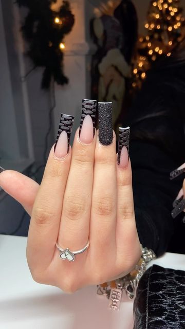 Black Glam Nails, Prom Things, Pink Black Nails, Black Acrylic Nail Designs, Xv Ideas, Acrylic Nail Designs Coffin, Black Nails With Glitter, Acrylic Toe Nails, Black Acrylic Nails