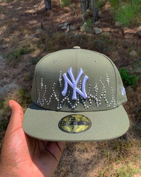 Yankees Hat Aesthetic, Fire Hats, Y2k Hats, Ragazza Gangsta, Custom Fitted Hats, Swag Hats, Streetwear Hats, Dope Hats, Hat Aesthetic