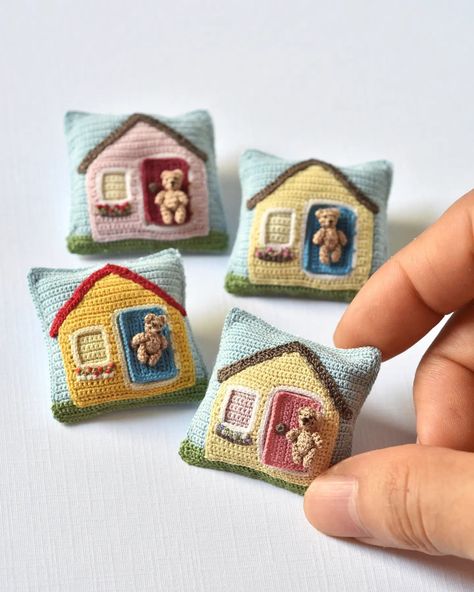 Miniature crochet pillow with a little bear and his house, made by Giovanna Guerrero (MiniGio Miniatures) #miniaturecrochet #tinyteddy #crochetbear #microcrochet #minigio #dollhousepillows Crochet Dollhouse Accessories, Crochet Dollhouse, Tomorrow Monday, Tomorrow Is Monday, Tiny Teddies, Miniature Crochet, Crochet Pillow, Crochet Bear, Little Bear