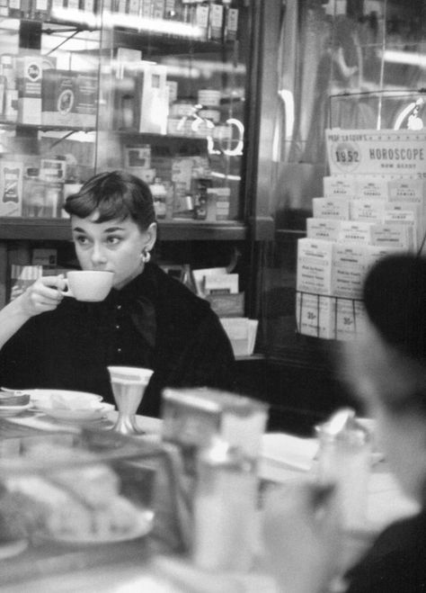 My Little Vintage World Good Photo, Drinking Coffee, Vintage Stuff, Audrey Hepburn, Old Hollywood, Hollywood, Tumblr, Coffee