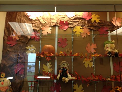 Fall display case. Elementary School Display Case Ideas, School Display Case Ideas, School Display Case, Display Case Ideas, School Display, Fall School, School Displays, Autumn Display, Fallen Book