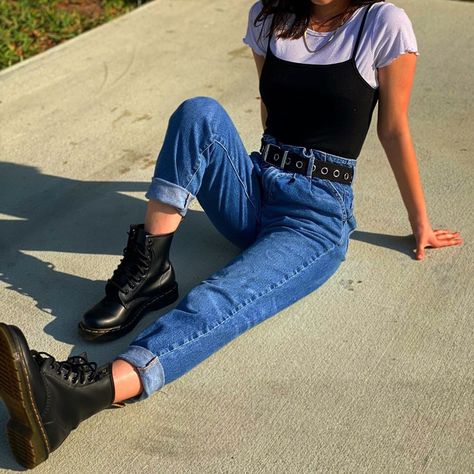 JOURNEYS | Dr. Martens 1460 Black -- photo credit: @tiffsfitz Mode Indie, Moda Grunge, Adrette Outfits, Doc Martens Outfit, Mode Grunge, Pakaian Feminin, Populaire Outfits, Neue Outfits, Stil Inspiration