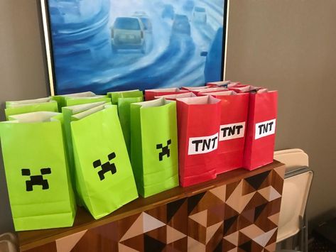 Minecraft Loot Bags, Minecraft Party Table Set Up, Minecraft Loot Bag Ideas, Minecraft 6, Diy Minecraft Birthday Party, Spiderman Birthday Cake, Minecraft Steve, Diy Minecraft, Minecraft Birthday Party