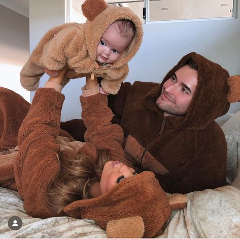 Couple With Baby, Papa Baby, Baby Tumblr, Moms Goals, Future Mommy, Bear Costume, Cool Baby, Foto Baby, Future Mom