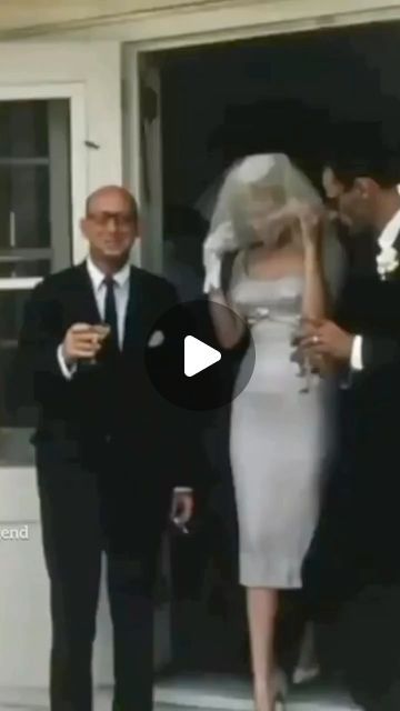 The Lost Wedding Guide on Instagram: "Marilyn Monroe married Arthur Miller on June 29th, 1956. The marriage lasted five years.  #marylinmonroe #wedding" Marilyn Monroe Wedding, Norman Norell, Worst Wedding Dress, Arthur Miller, Short Veil, Isnt She Lovely, Old Hollywood Glam, History Fashion, White Plains