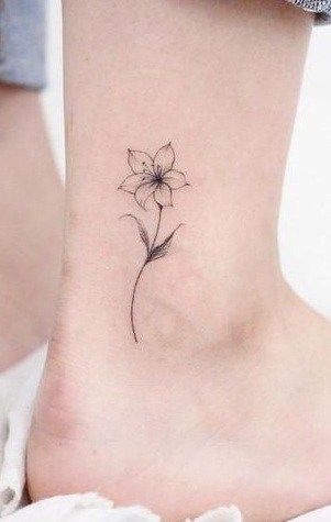 Defodiles Flower Tattoo, Daffodil With Name Tattoo, Lilly And Daffodil Tattoo, Narsicuss Tattoo, Daffodil Tattoo Meaning, Daphne Tattoo Flower, Daffodil Tattoo With Name In Stem, Small Dainty Daffodil Tattoo, Dafidol Flower Tattoo Small